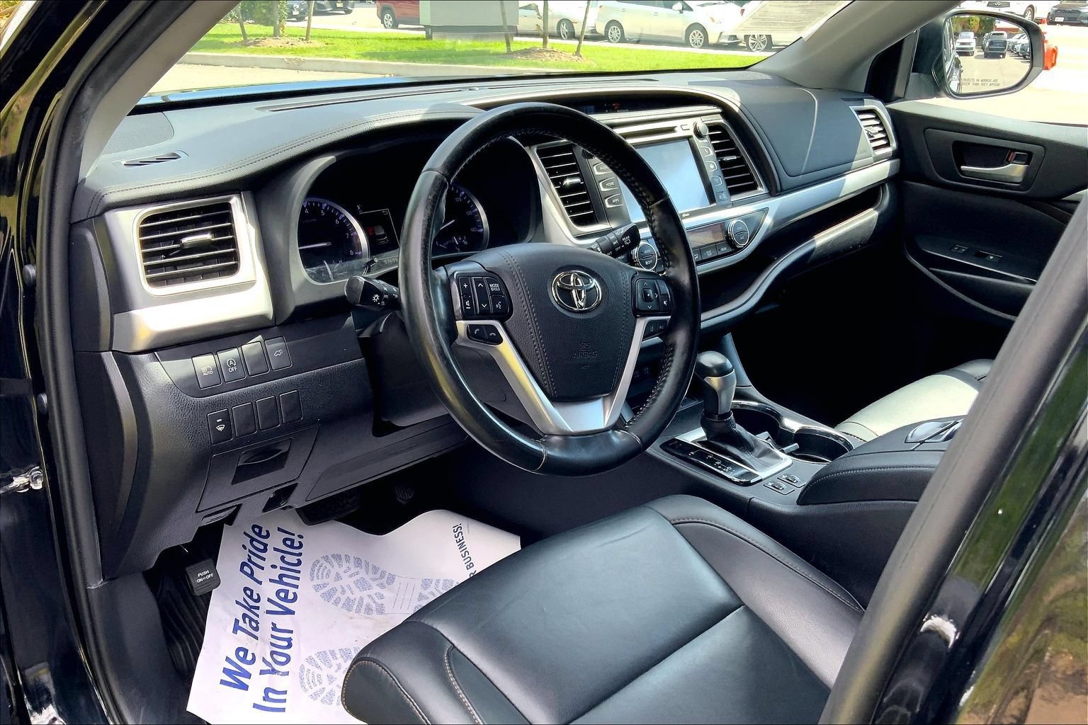 Used 2019 Toyota Highlander XLE AWD/4WD image 17