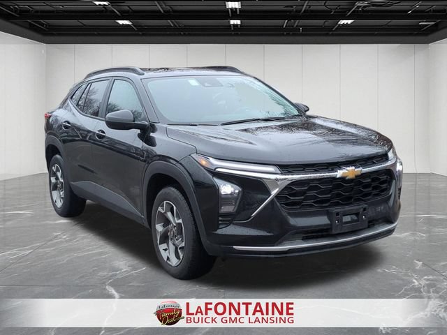 Used 2025 Chevrolet Trax LT FWD image 2