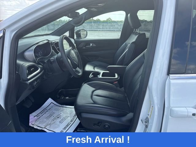 Used 2025 Chrysler Pacifica Select FWD video 2
