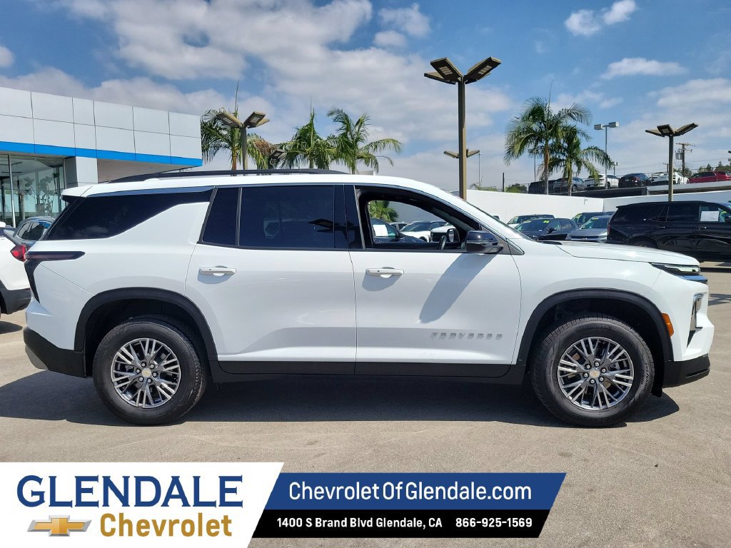 Used 2026 Chevrolet Traverse LT FWD image 2