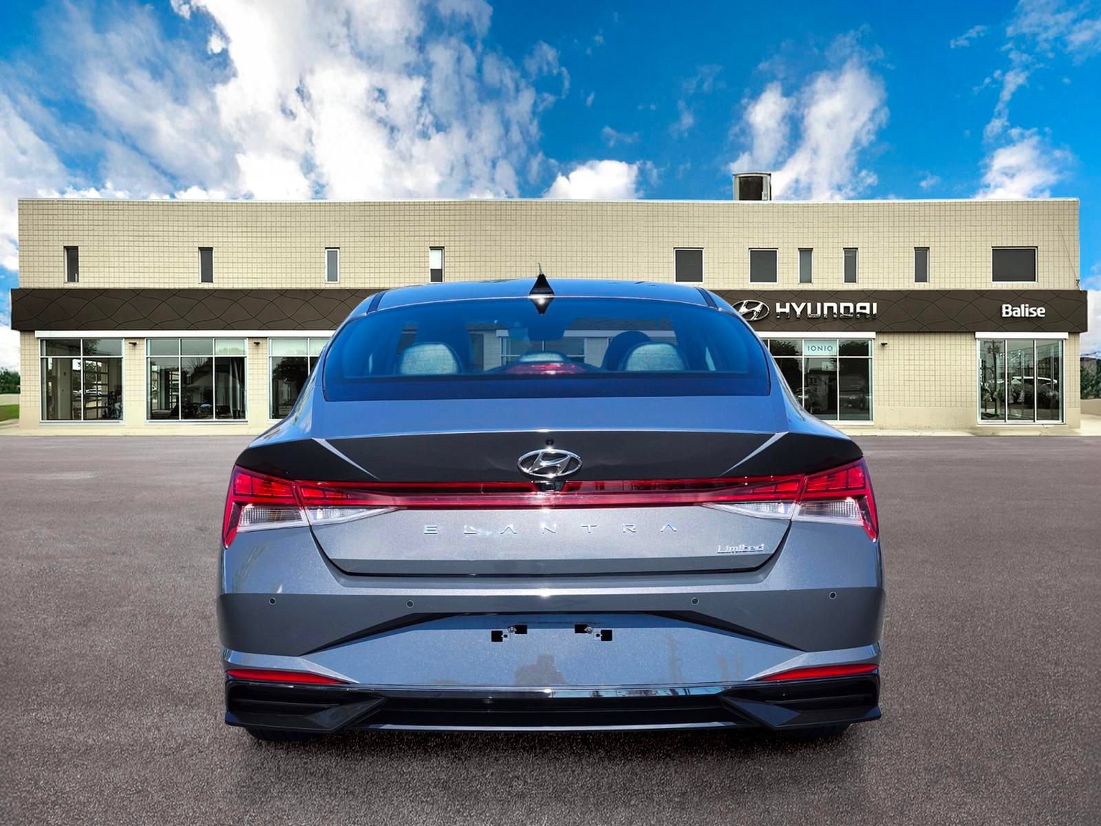 Used 2023 Hyundai Elantra Limited w/ Preferred Accessory Package FWD image 3