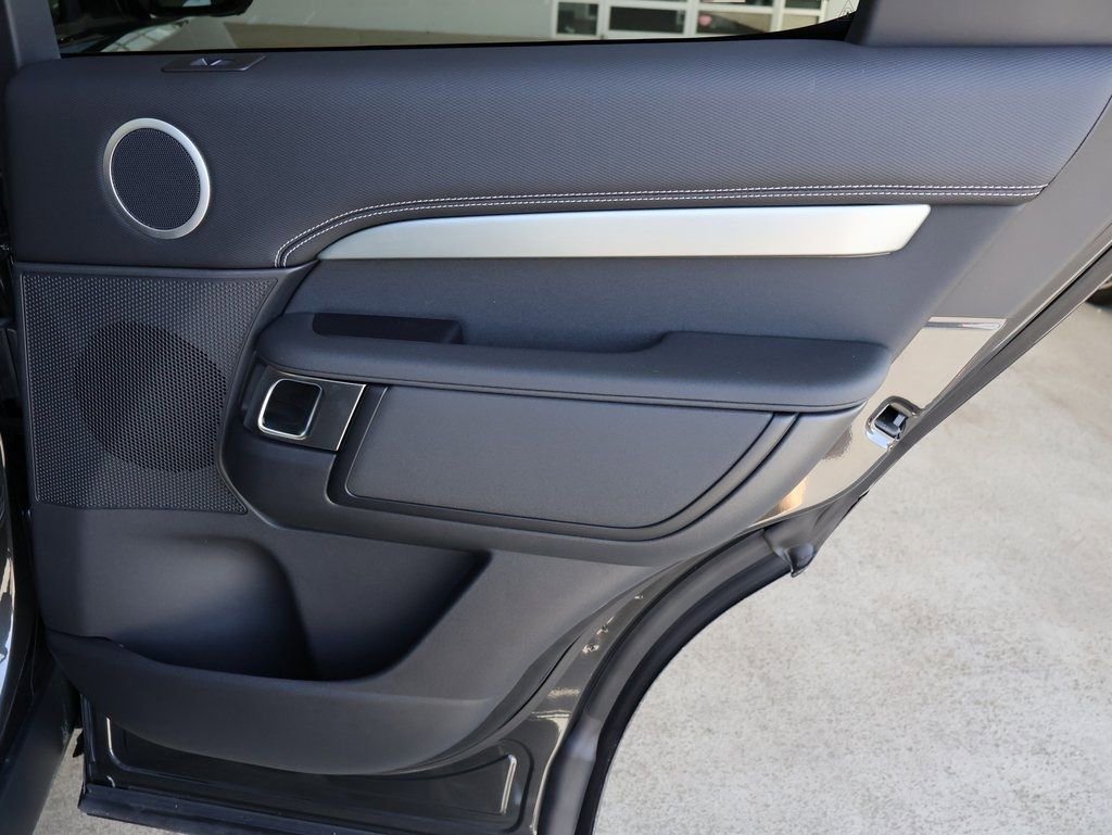 New 2025 Land Rover Discovery Dynamic SE image 17
