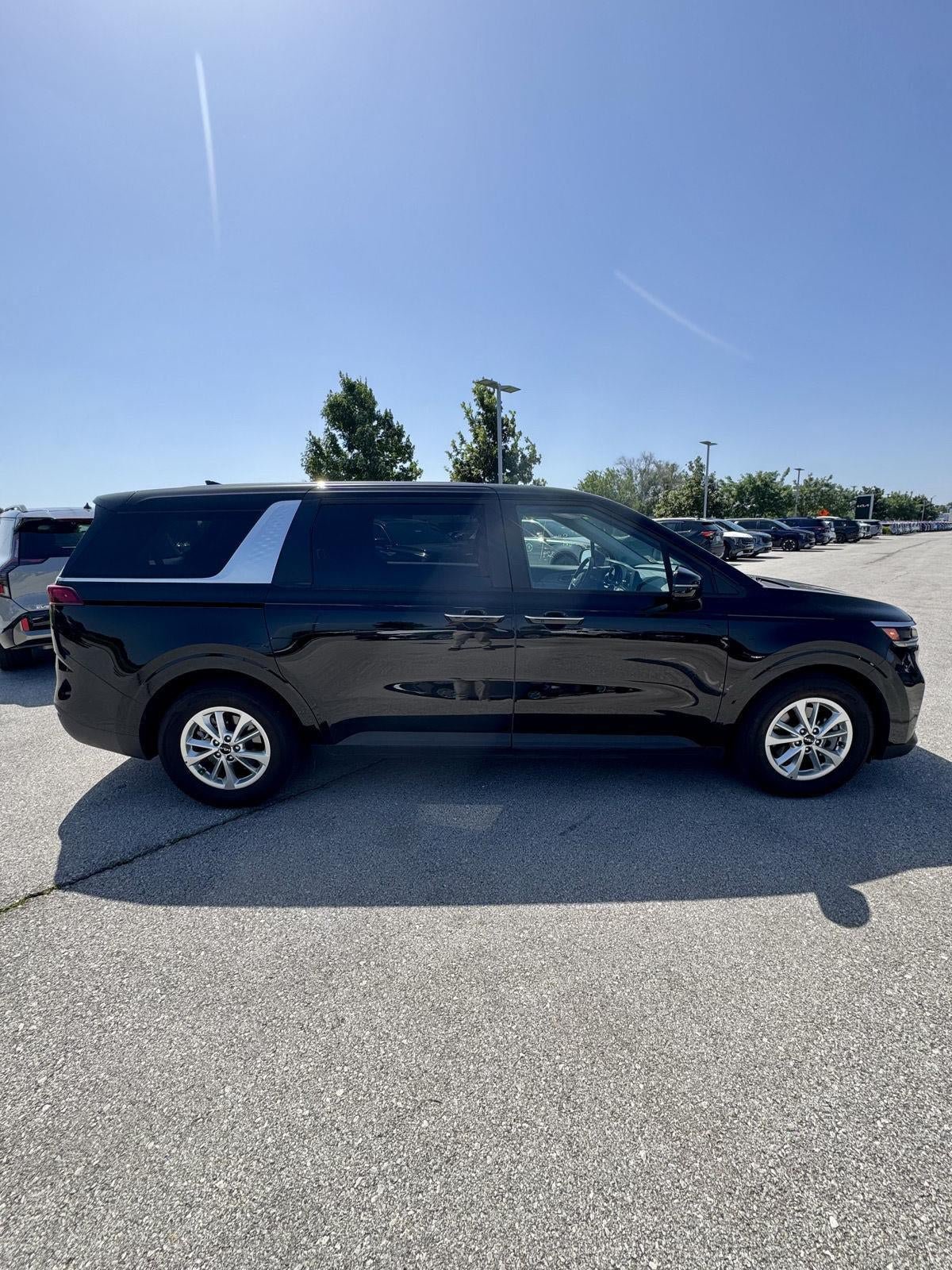Certified 2024 Kia Carnival LX FWD image 6