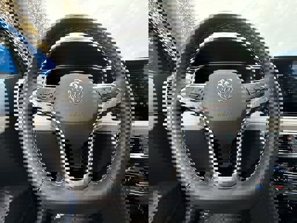 Used 2025 Volkswagen Taos SE image 15