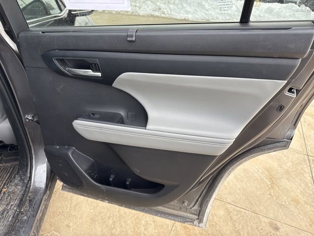 Used 2023 Toyota Highlander XLE image 25