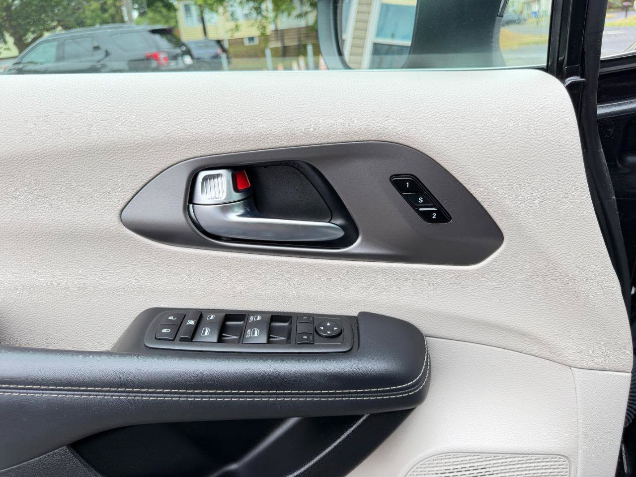 Used 2023 Chrysler Pacifica Touring-L FWD image 17