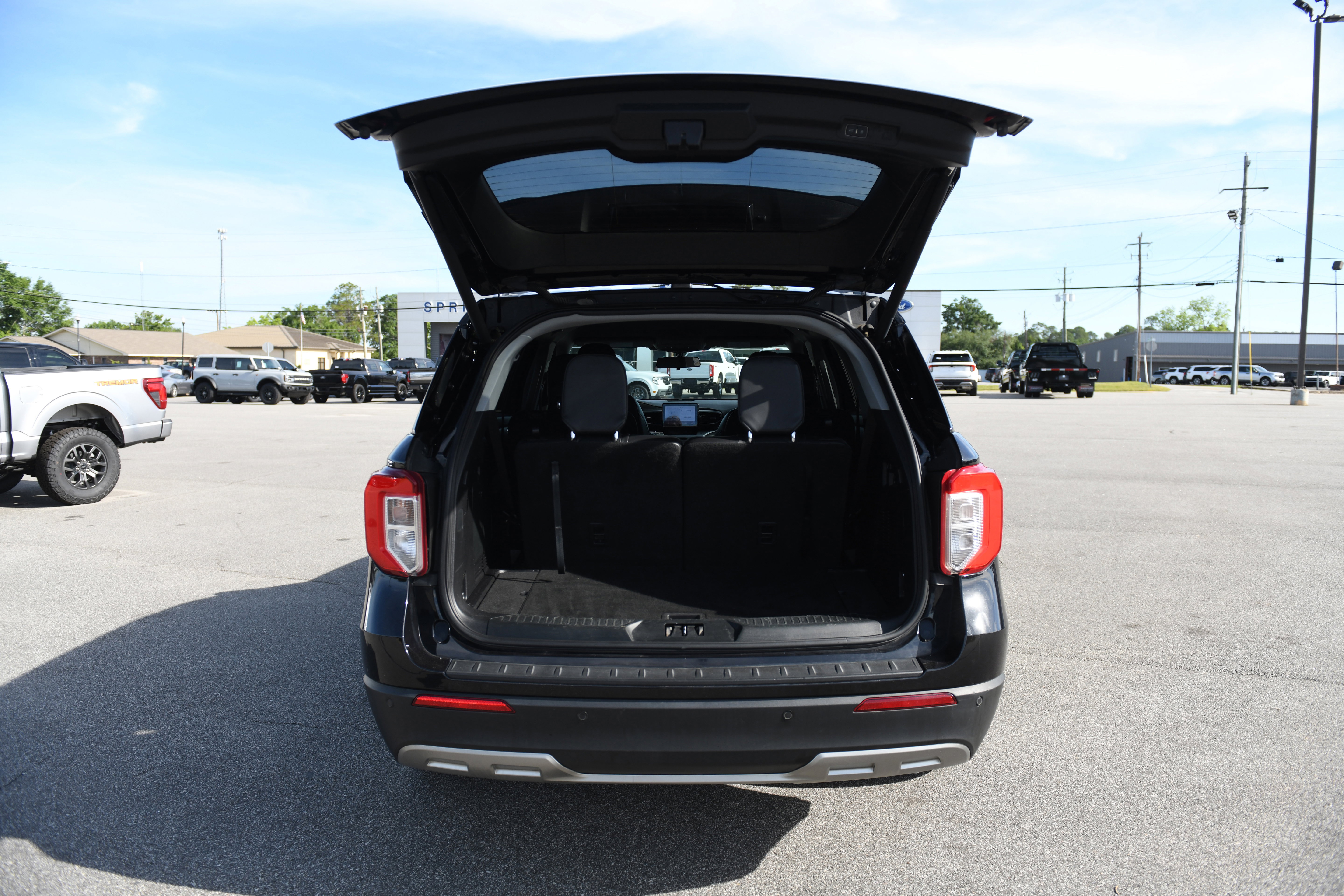 Used 2021 Ford Explorer XLT w/ Equipment Group 202A RWD image 9