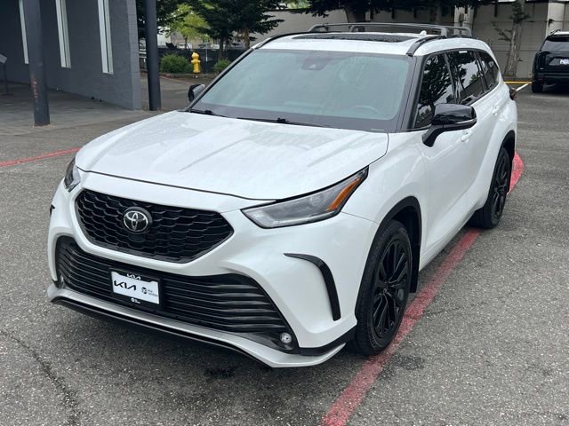 Used 2024 Toyota Highlander XSE AWD/4WD image 3