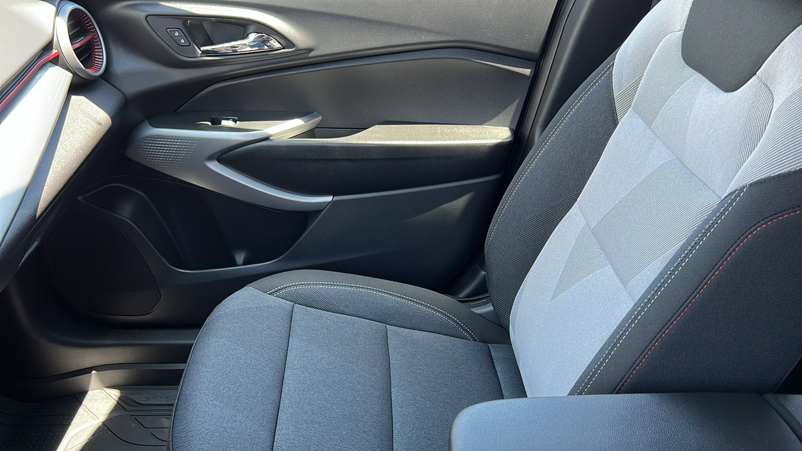 New 2025 Chevrolet Trax RS image 19