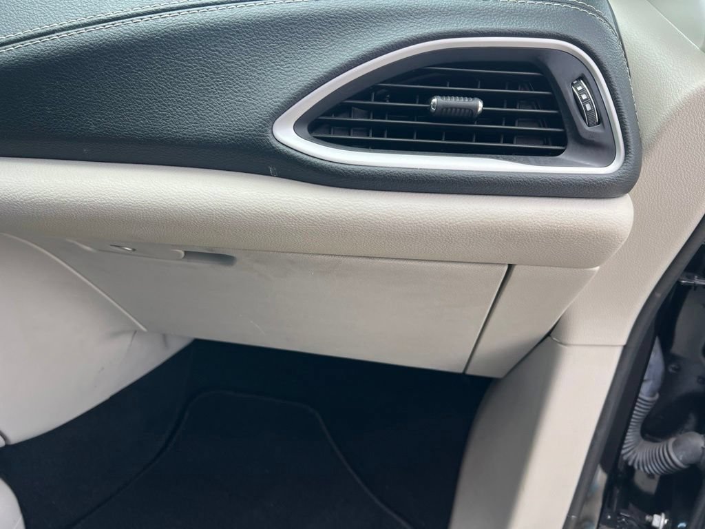 Used 2022 Chrysler Pacifica Touring-L FWD image 12