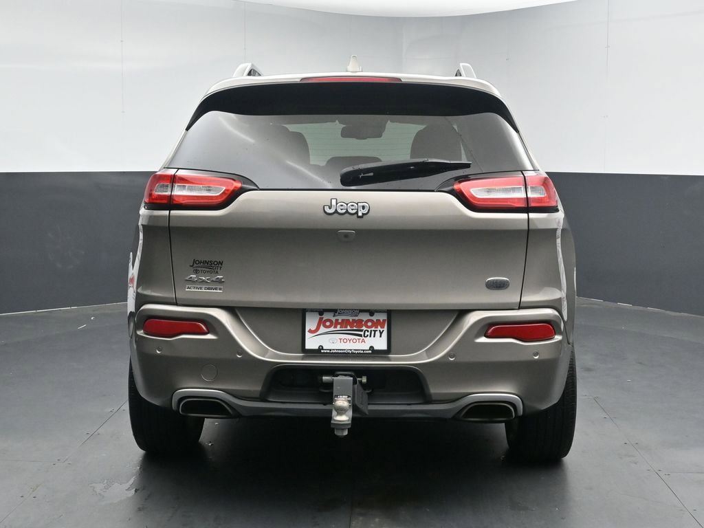 Used 2017 Jeep Cherokee Overland w/ Technology Group AWD/4WD image 8