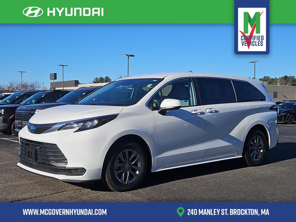 Used 2024 Toyota Sienna LE image 1