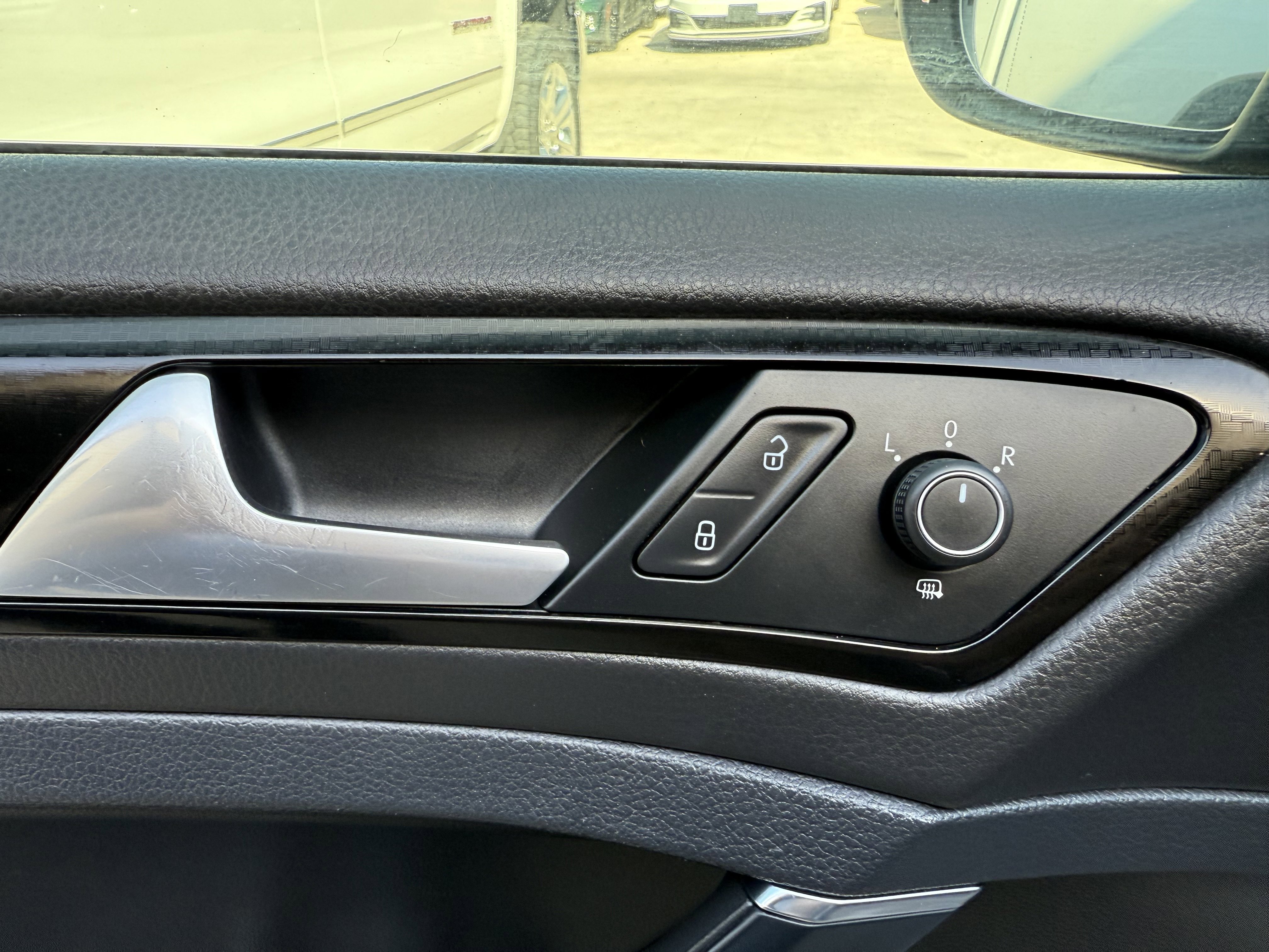 Used 2015 Volkswagen Golf R 4-Door image 33