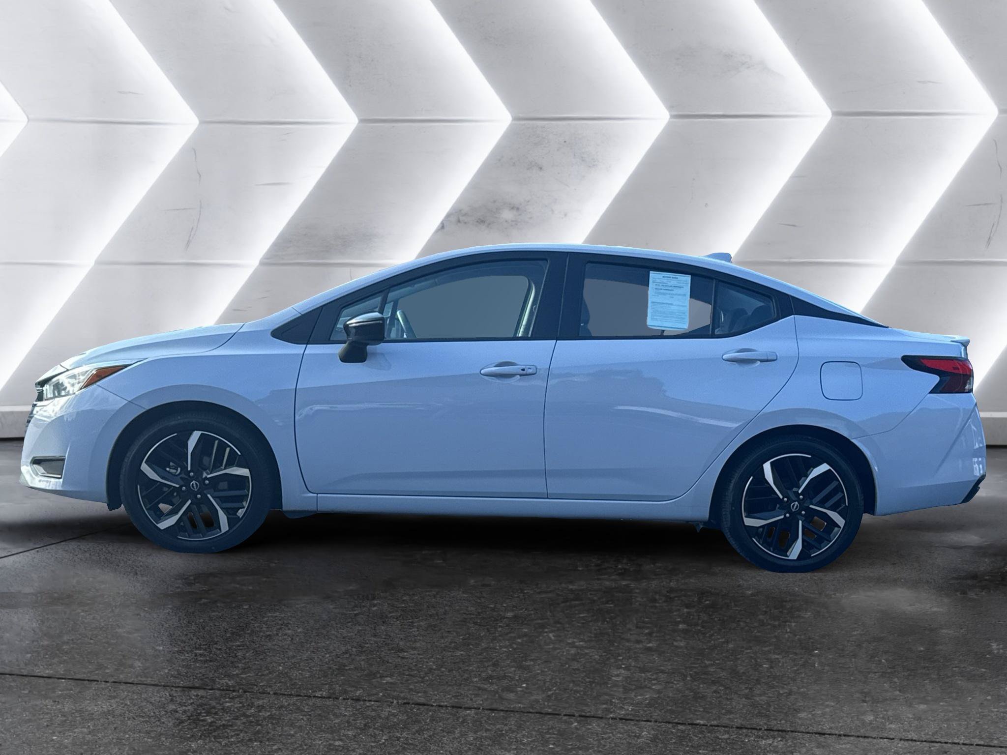 Used 2025 Nissan Versa SR FWD image 8