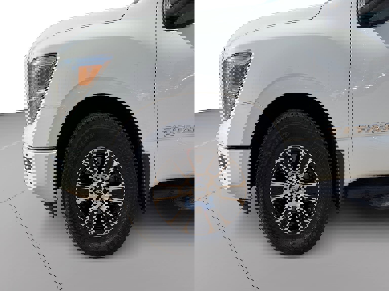 Used 2022 Nissan Titan SV w/ SV Convenience Package image 9