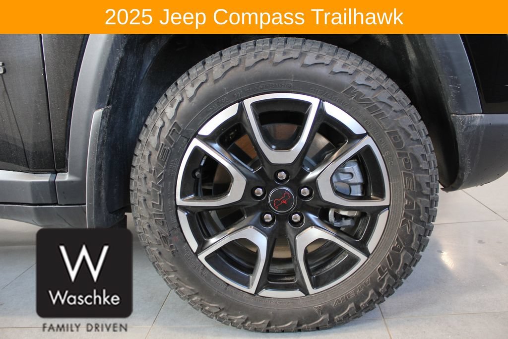 Used 2025 Jeep Compass Trailhawk w/ Trailhawk Convenience Group AWD/4WD image 14
