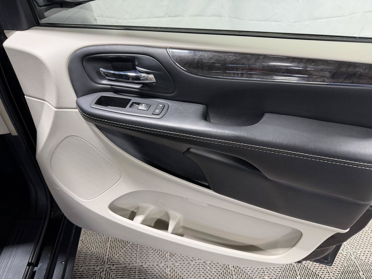 Used 2016 Chrysler Town & Country Touring FWD image 14