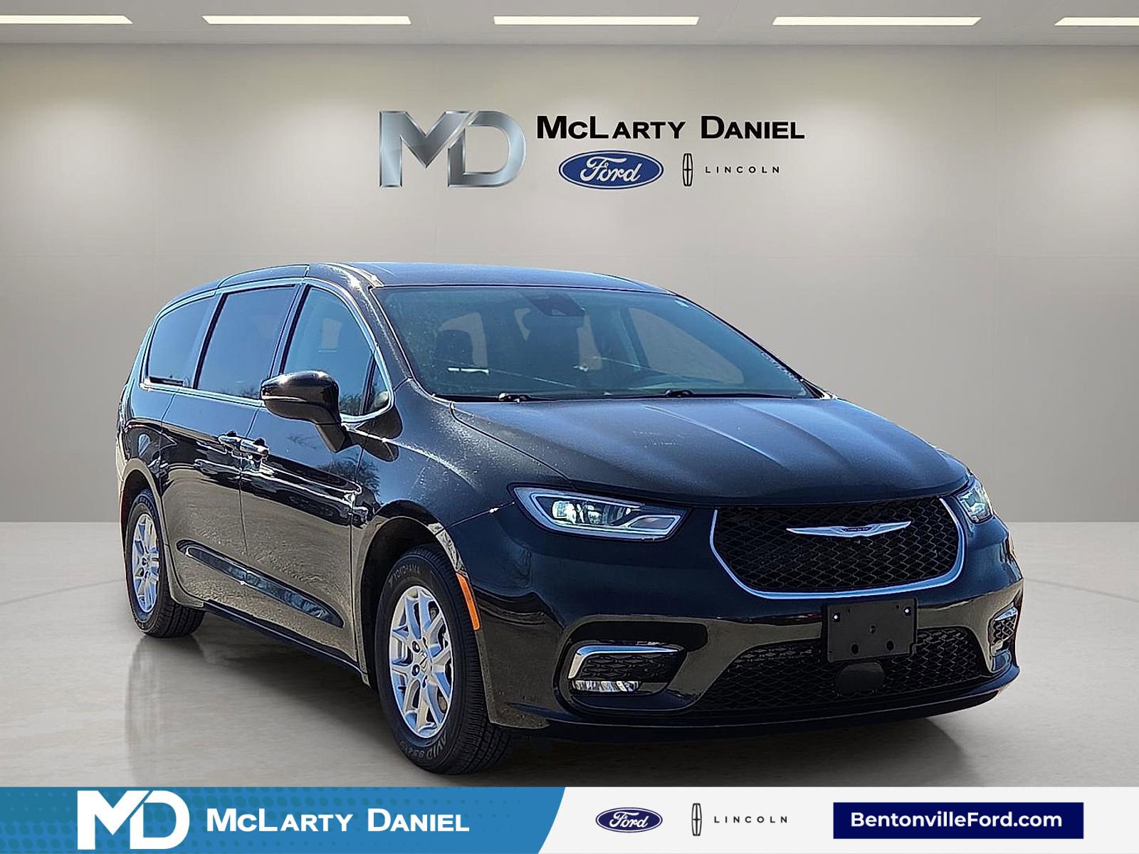 Used 2023 Chrysler Pacifica Touring-L image 1