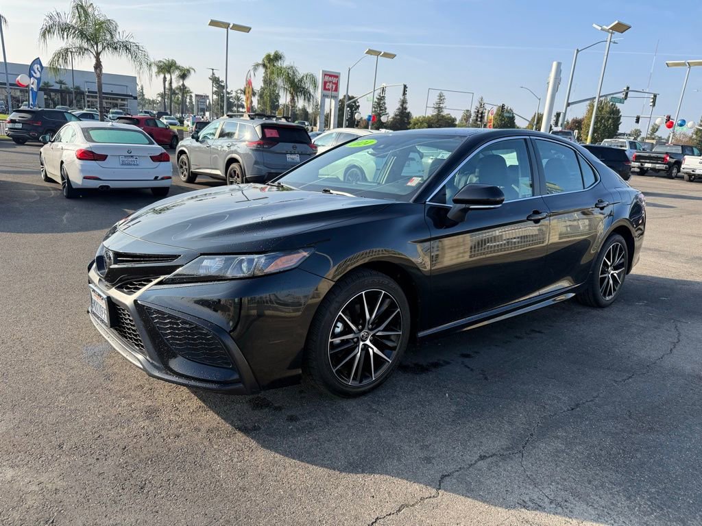 Used 2024 Toyota Camry SE image 3