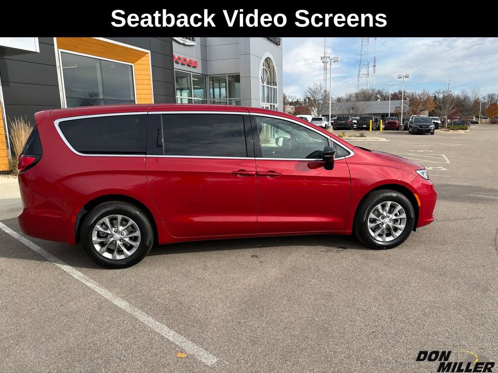 New 2026 Chrysler Pacifica Select image 8