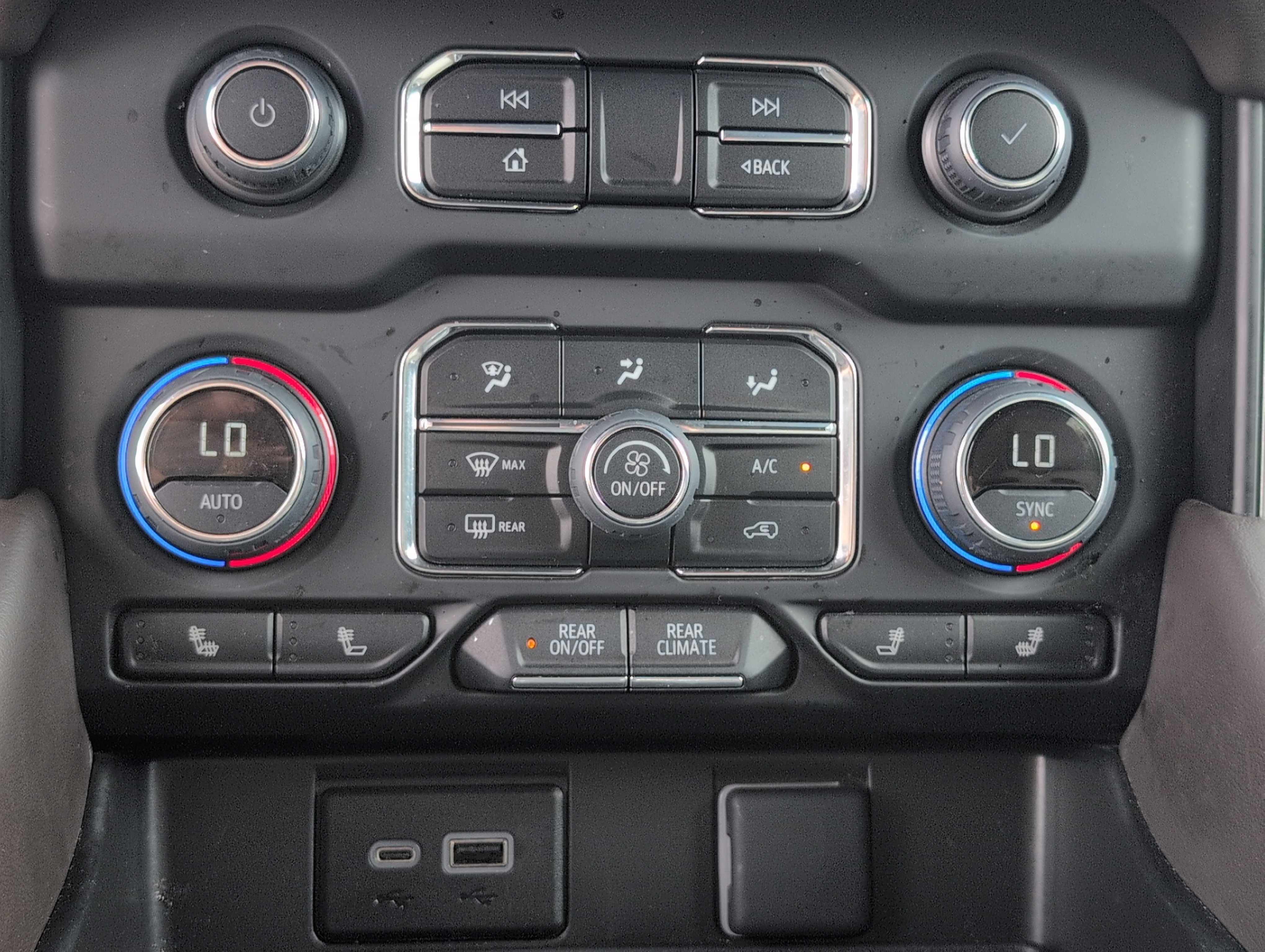 Used 2024 Chevrolet Tahoe Z71 w/ Luxury Package AWD/4WD image 21
