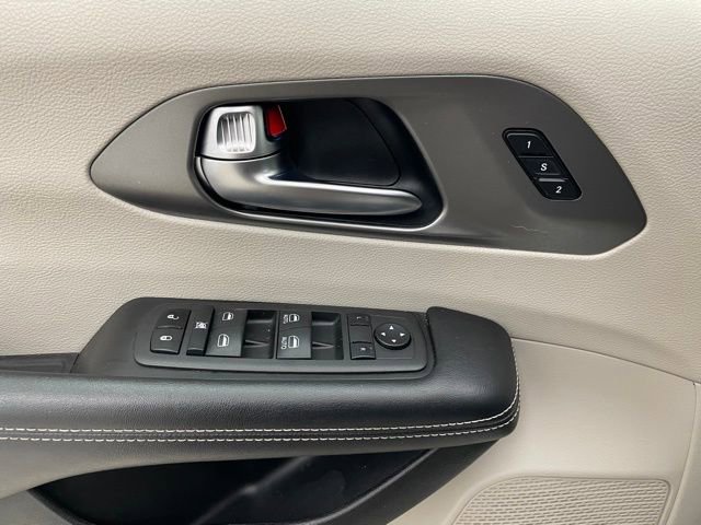 Used 2022 Chrysler Pacifica Touring-L image 11