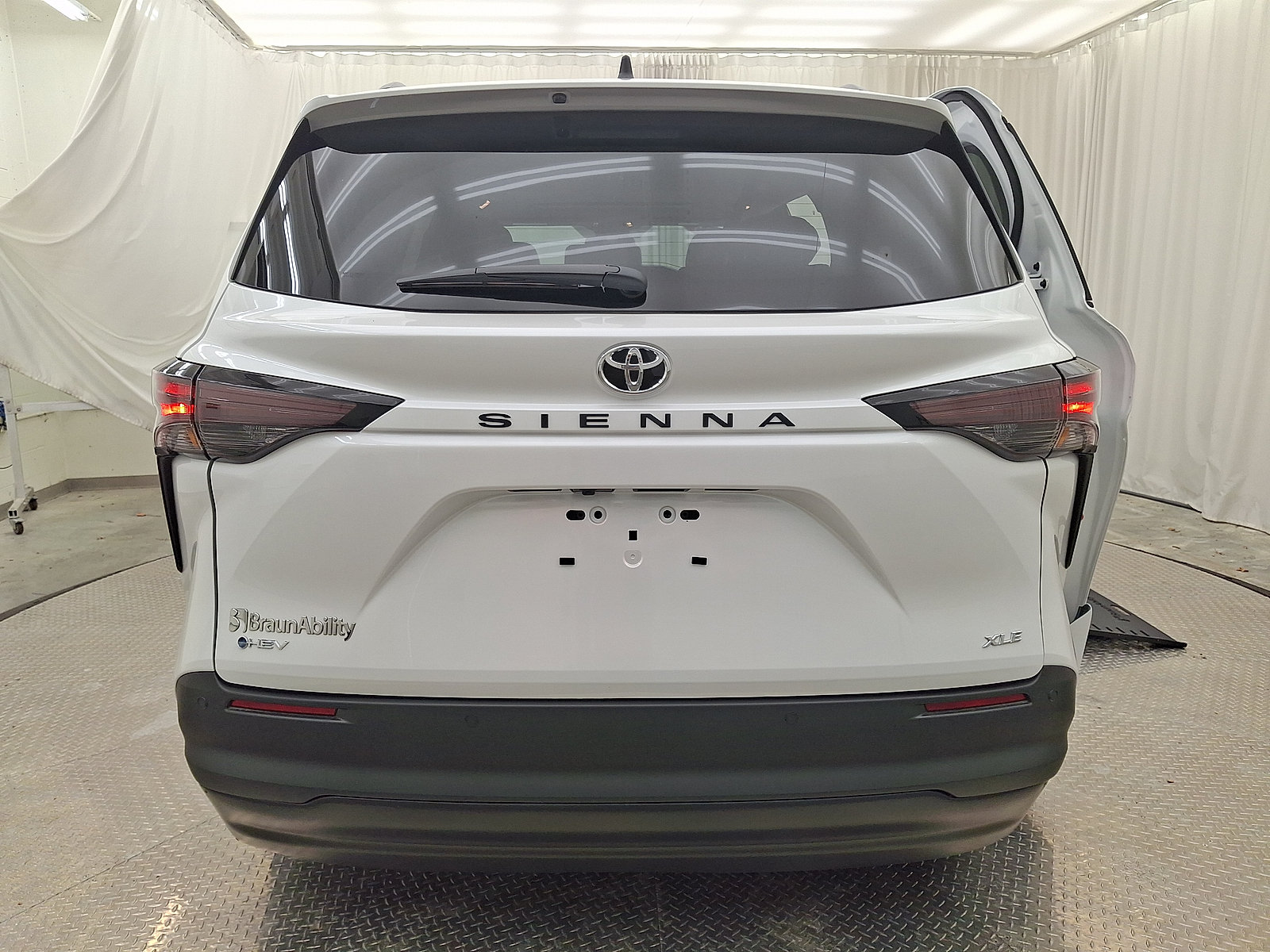 Used 2026 Toyota Sienna XLE FWD image 18