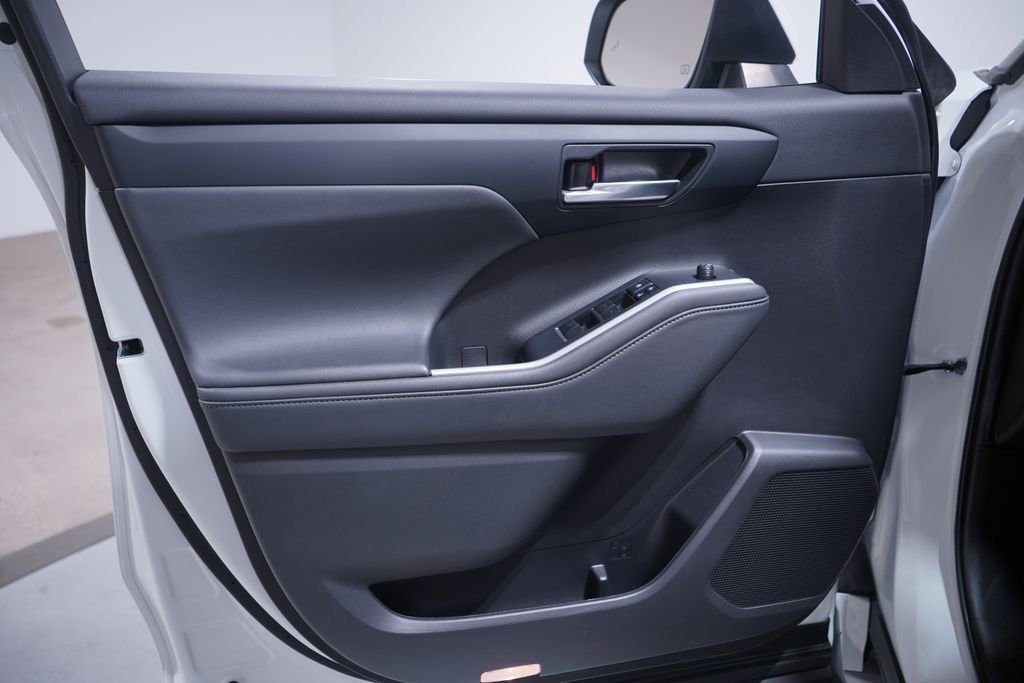 Used 2022 Toyota Highlander XLE image 15