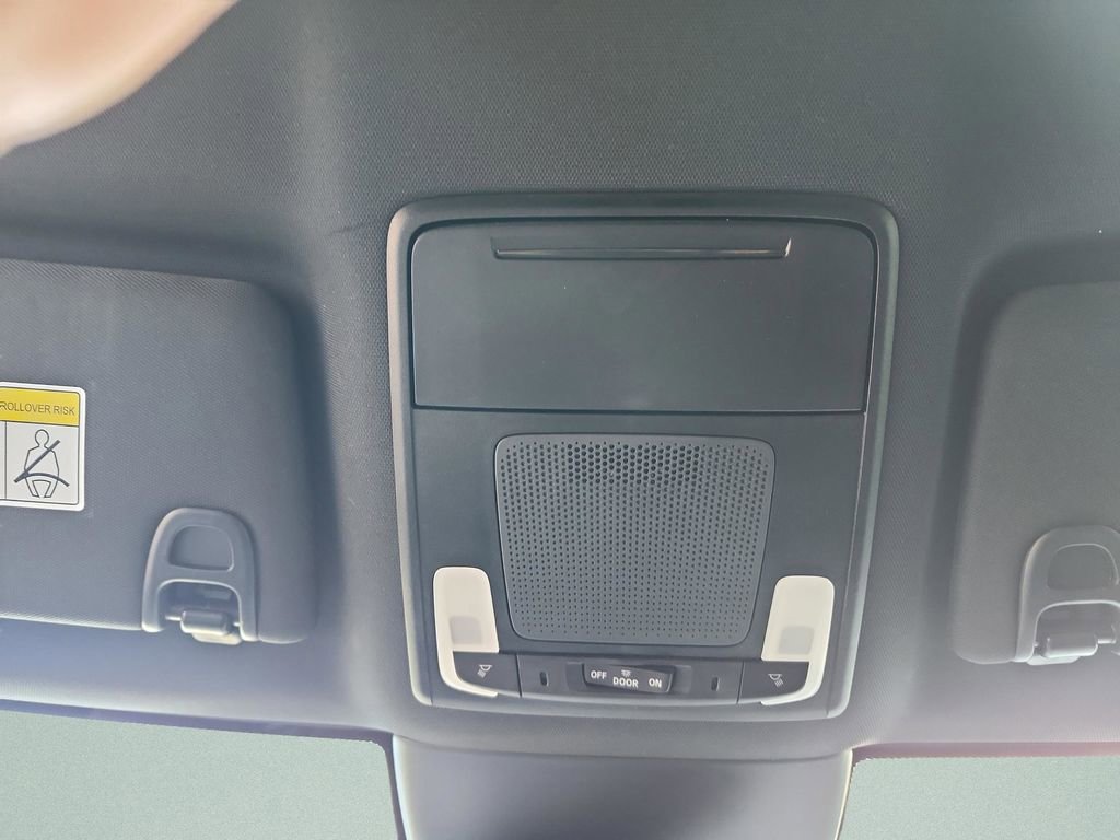 Used 2025 Honda Pilot Sport image 15