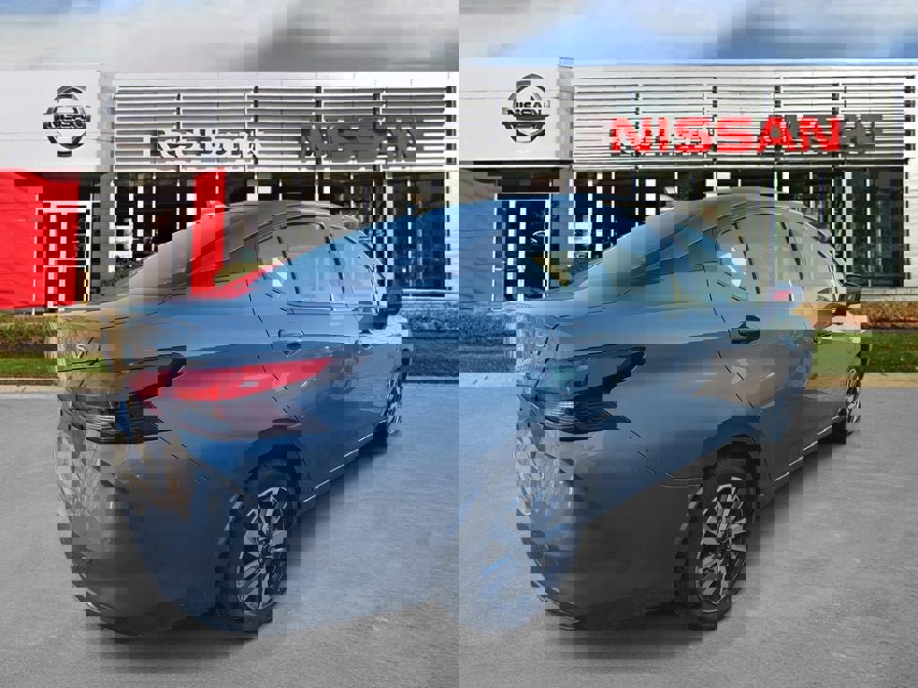 Used 2023 Nissan Versa SV image 5