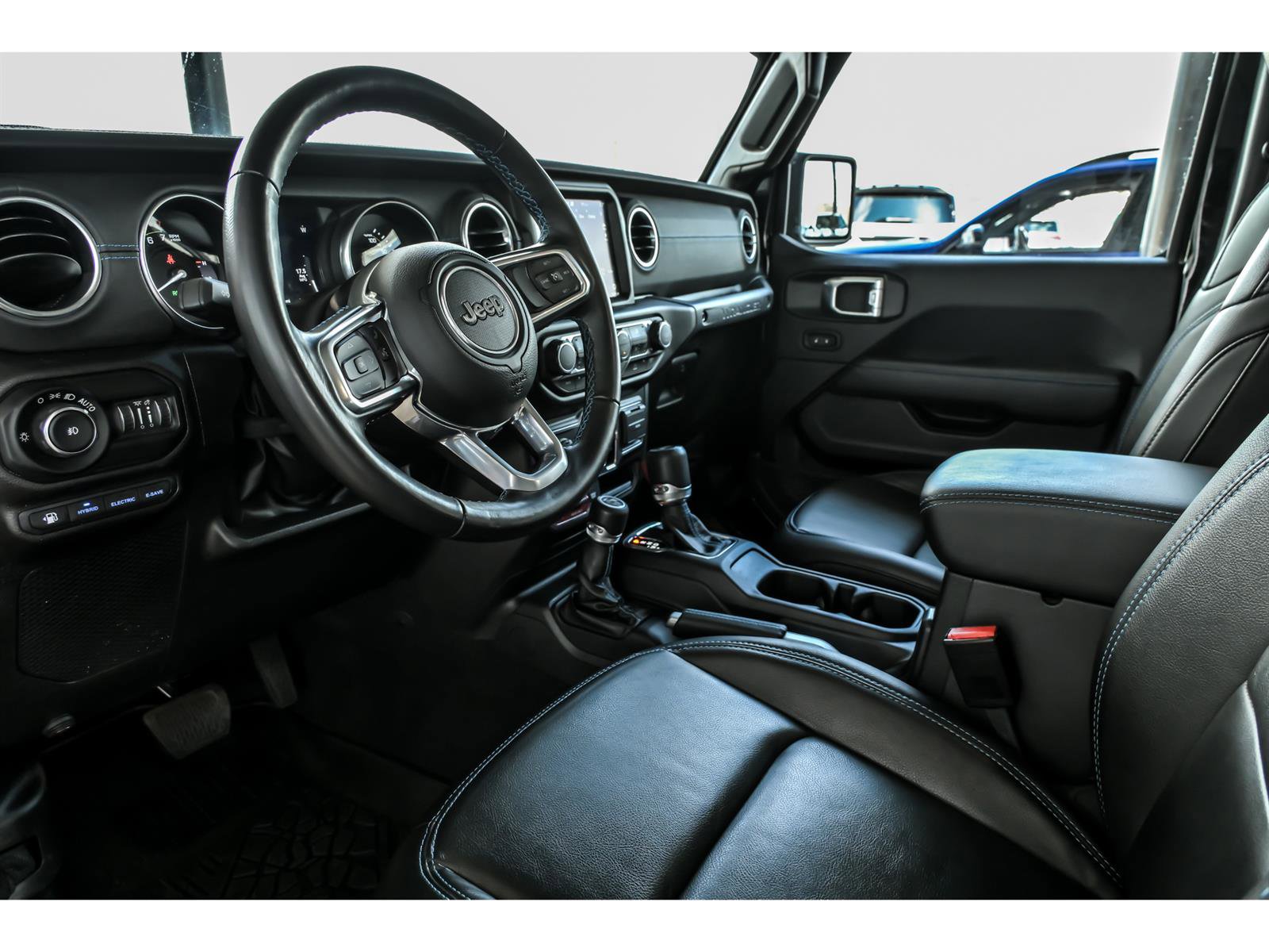 Used 2022 Jeep Wrangler Unlimited Rubicon 4xe w/ Cold Weather Group AWD/4WD image 10