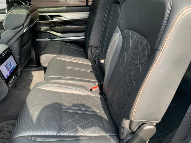 Used 2023 Jeep Grand Wagoneer Series III AWD/4WD image 19