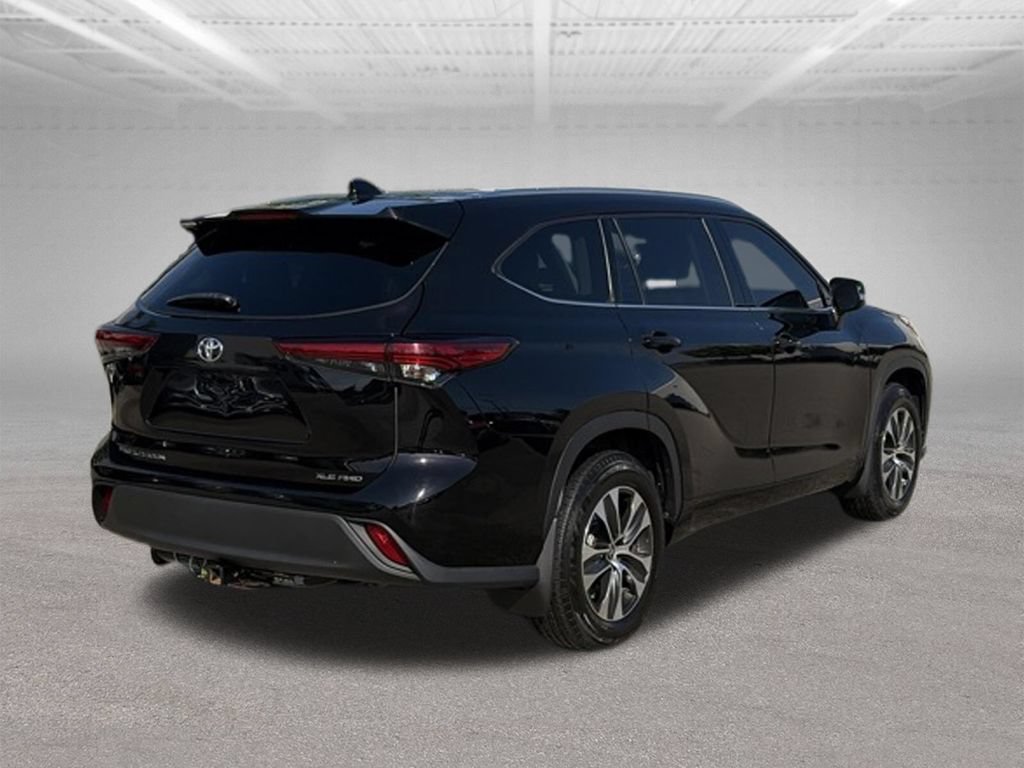 Used 2021 Toyota Highlander XLE AWD/4WD image 5