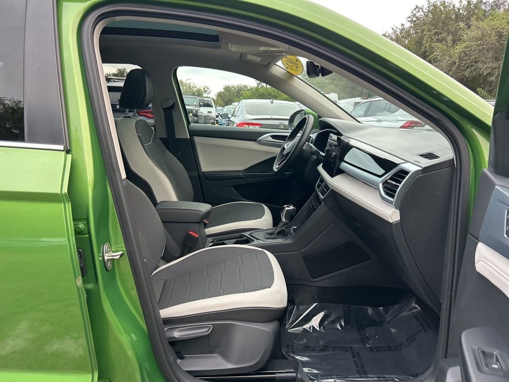 Certified 2025 Volkswagen Taos SE w/ Panoramic Sunroof Package image 42