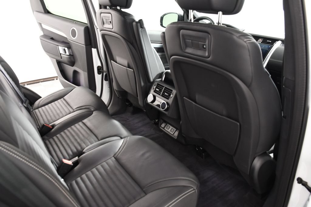 Used 2025 Land Rover Discovery Dynamic SE AWD/4WD image 22