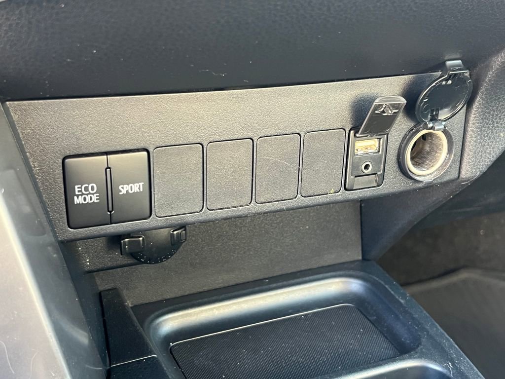 Used 2017 Toyota RAV4 XLE AWD/4WD image 28