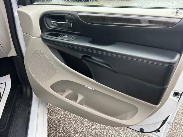 Used 2019 Dodge Grand Caravan SE w/ UConnect Hands-Free Group image 30