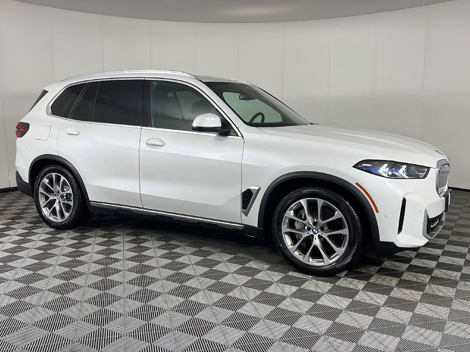 New 2026 BMW X5 xDrive50e w/ Climate Comfort Package AWD/4WD image 2