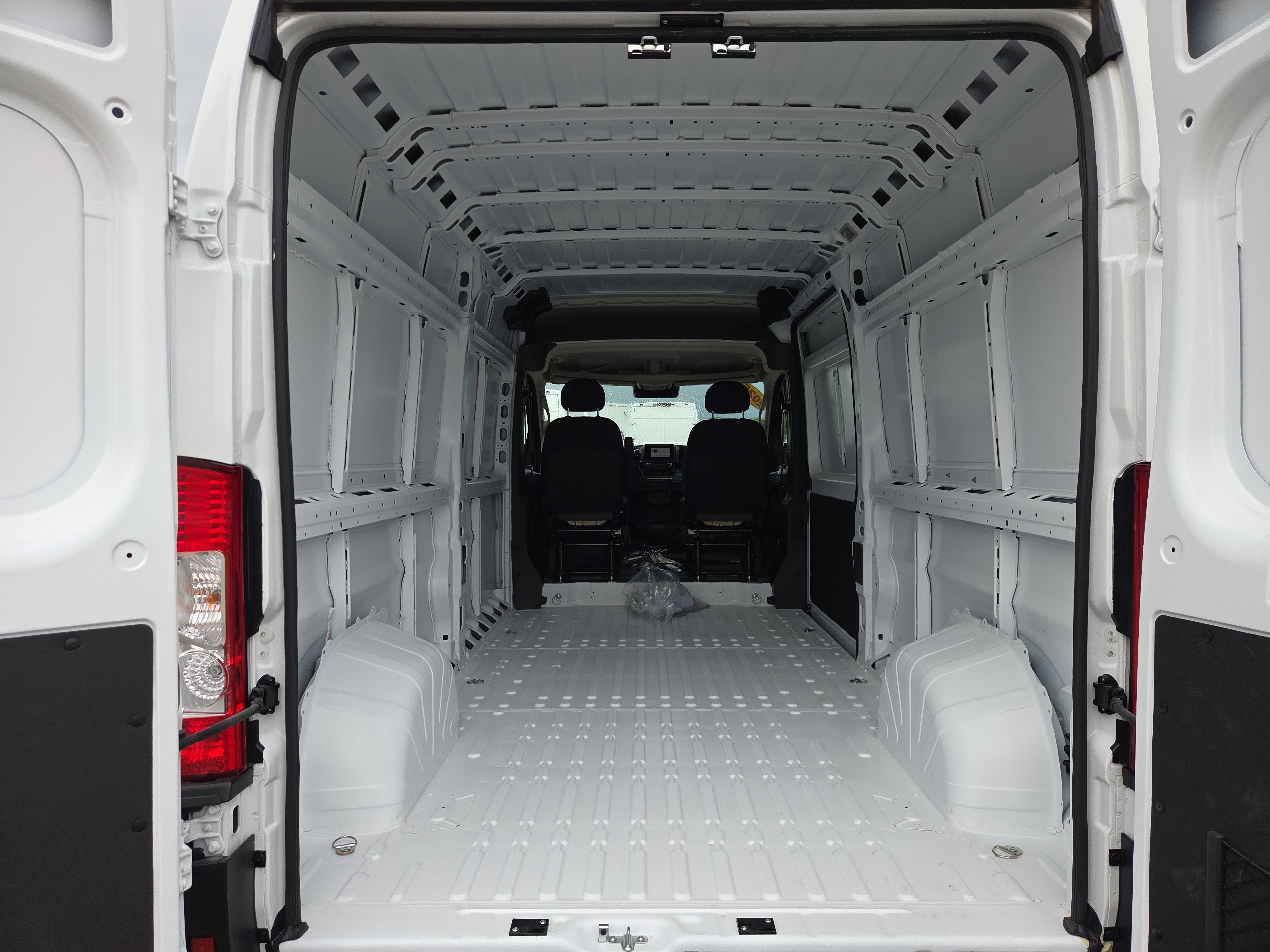 Used 2025 RAM ProMaster 2500 w/ Storage Group image 8