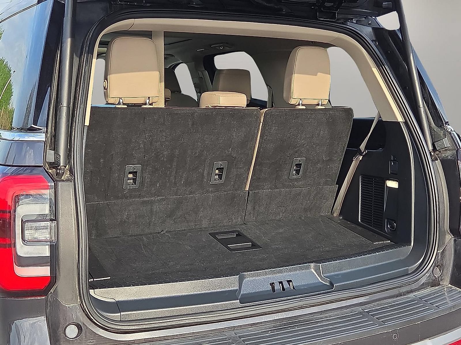 Used 2024 Ford Expedition Limited AWD/4WD image 9
