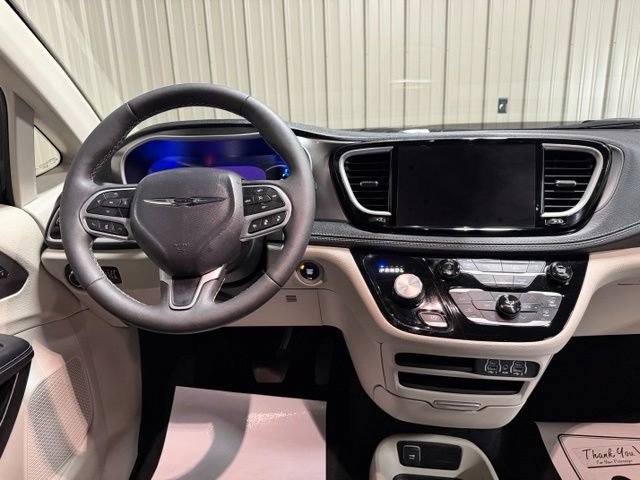 Used 2023 Chrysler Pacifica Touring-L FWD image 35