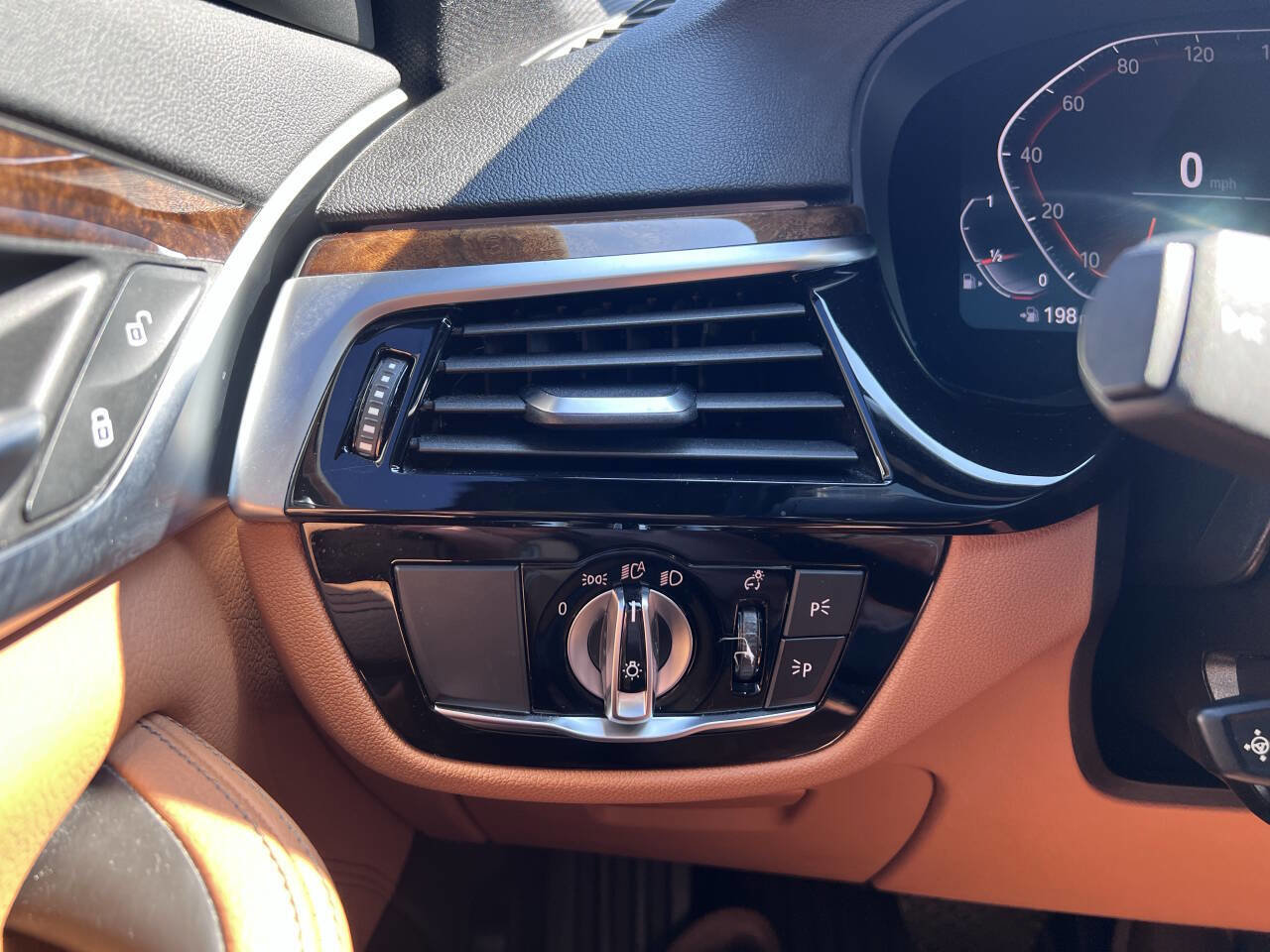 Used 2020 BMW 530i xDrive w/ Premium Package image 14