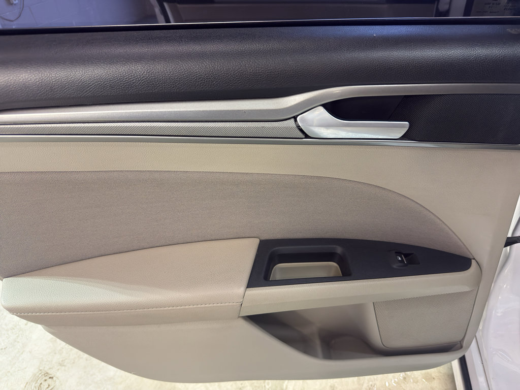 Used 2019 Ford Fusion SE FWD image 27
