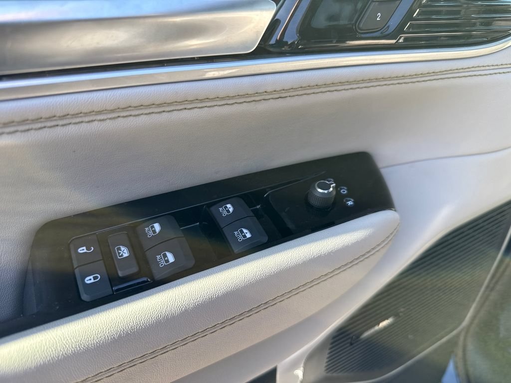 Used 2025 Jeep Wagoneer L 4WD image 12