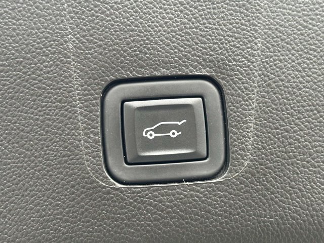 Used 2023 Chevrolet Traverse LT w/ LT Premium Package AWD/4WD image 9