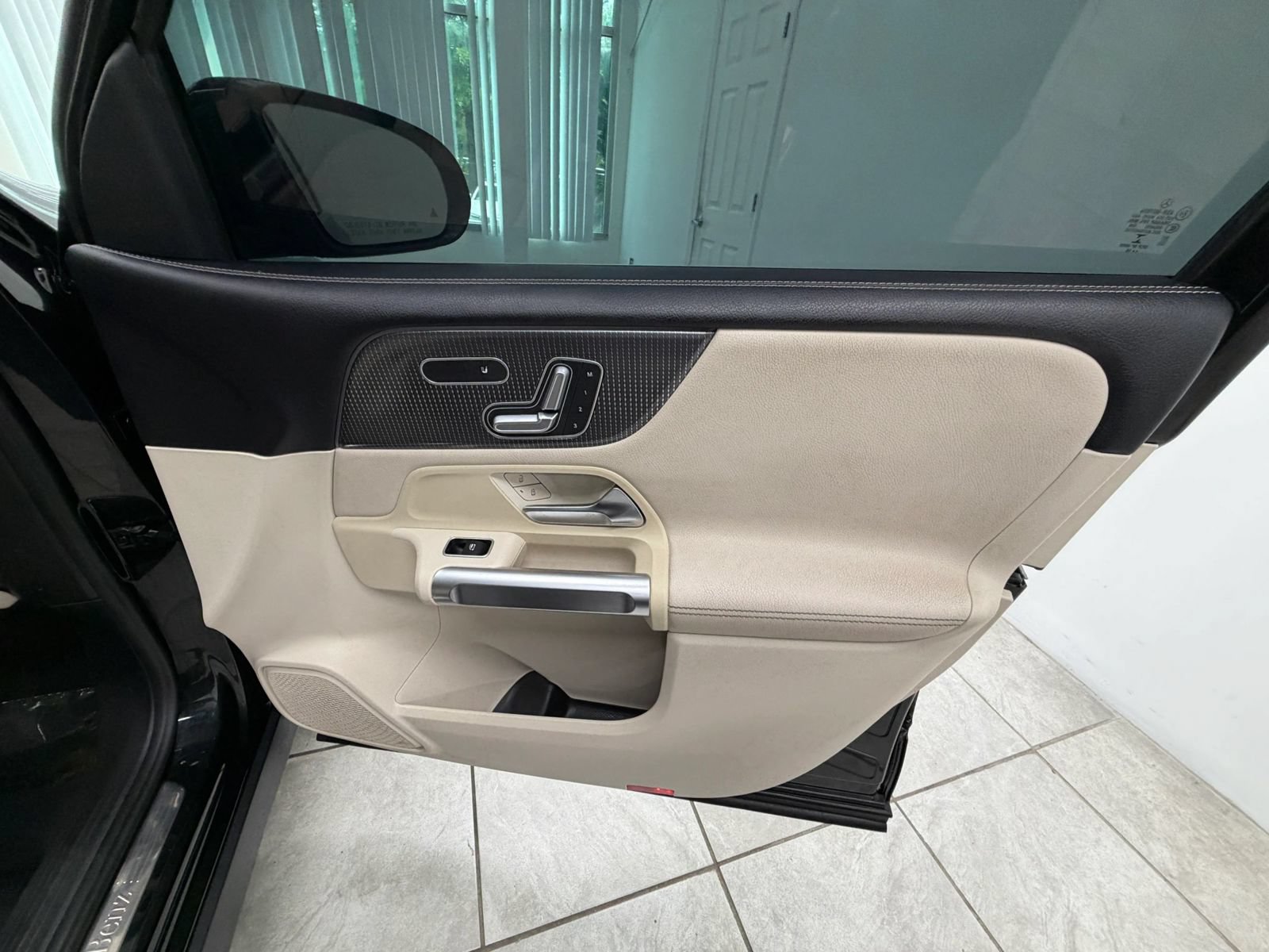 Used 2020 Mercedes-Benz GLB 250 w/ Premium Package image 20