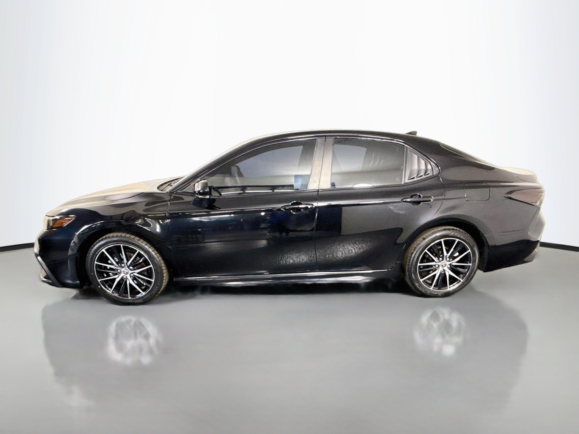Used 2024 Toyota Camry SE w/ Convenience Package FWD image 6