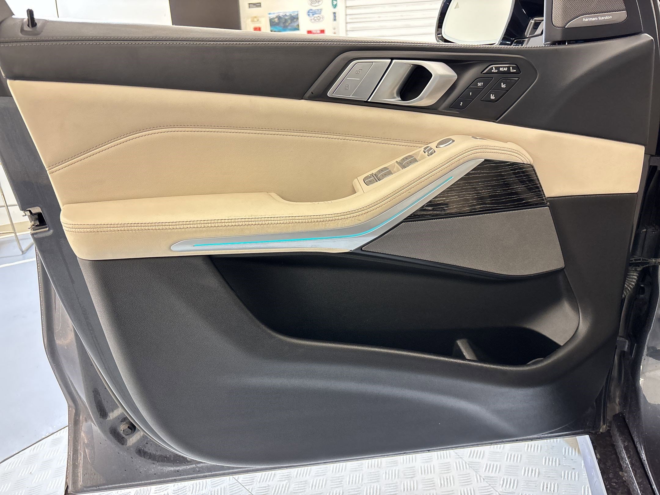 Used 2021 BMW X7 M50i w/ Dynamic Handling Package AWD/4WD image 11