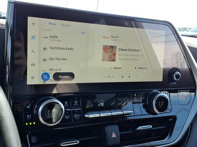 Used 2023 Toyota Highlander Platinum image 11