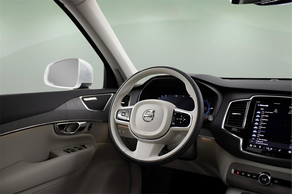 Certified 2025 Volvo XC90 T8 Plus w/ Protection Package Premier image 34